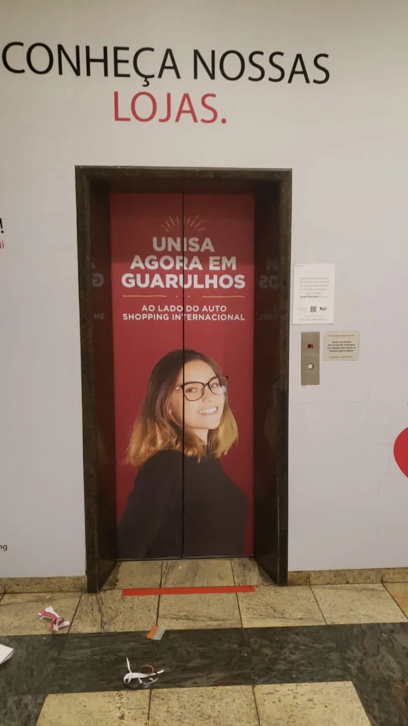 Adesivo Impressão Envelopamento Elevador Instalação Shopping Porta UV Promocional Vermelho