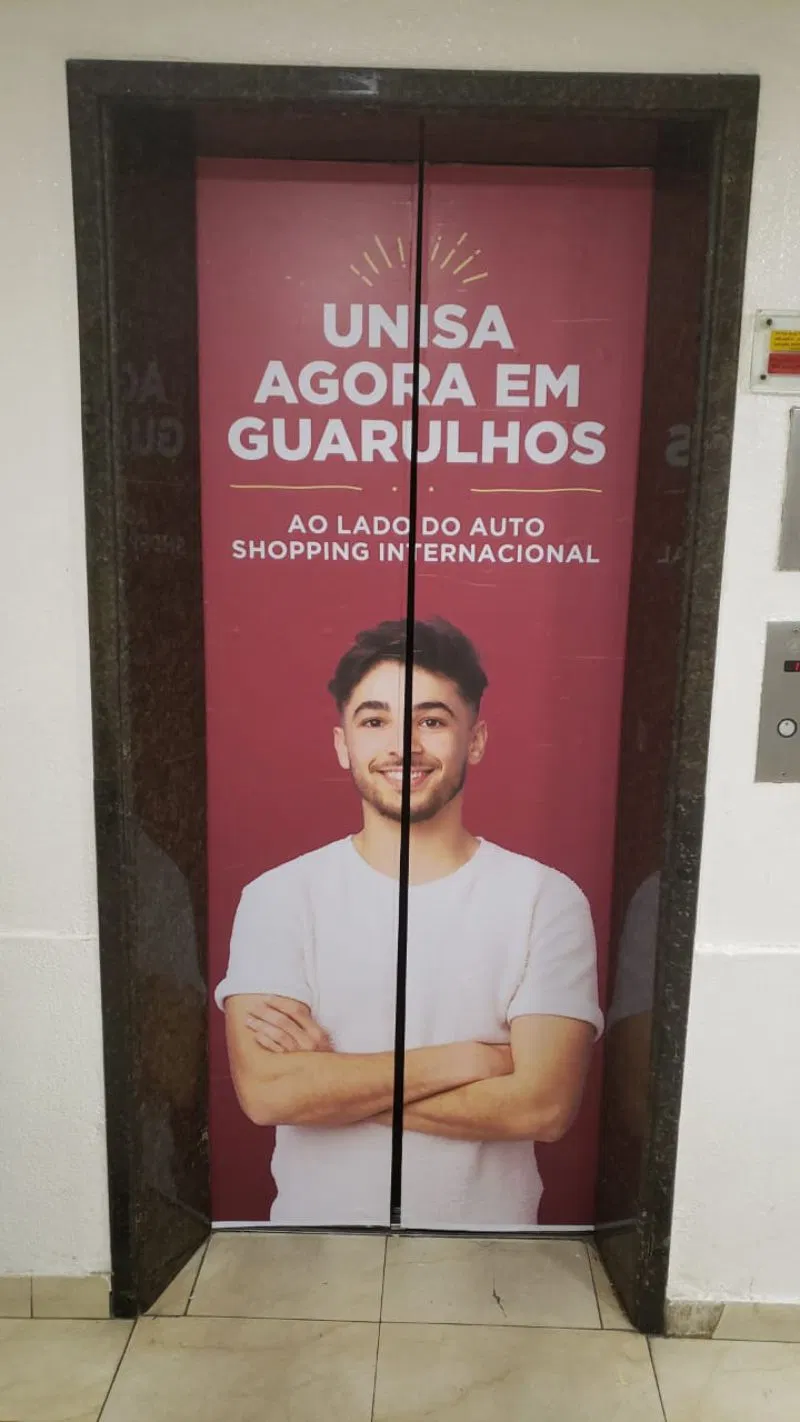 Adesivo rosso, centro commerciale, porta ascensore, stampa UV, rivestimento, stampa promozionale, installazione