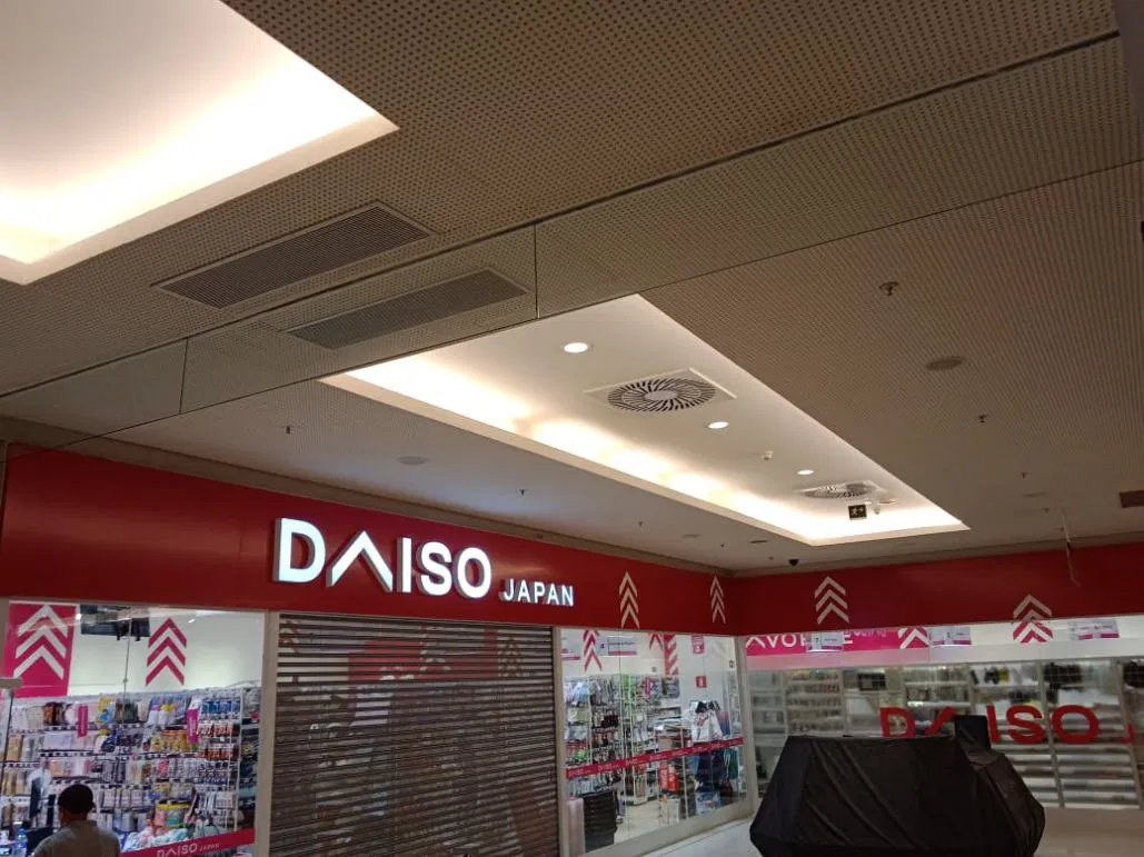 Letras Caixa Shopping Daiso Japan Montagem Iluminação LED Rosa