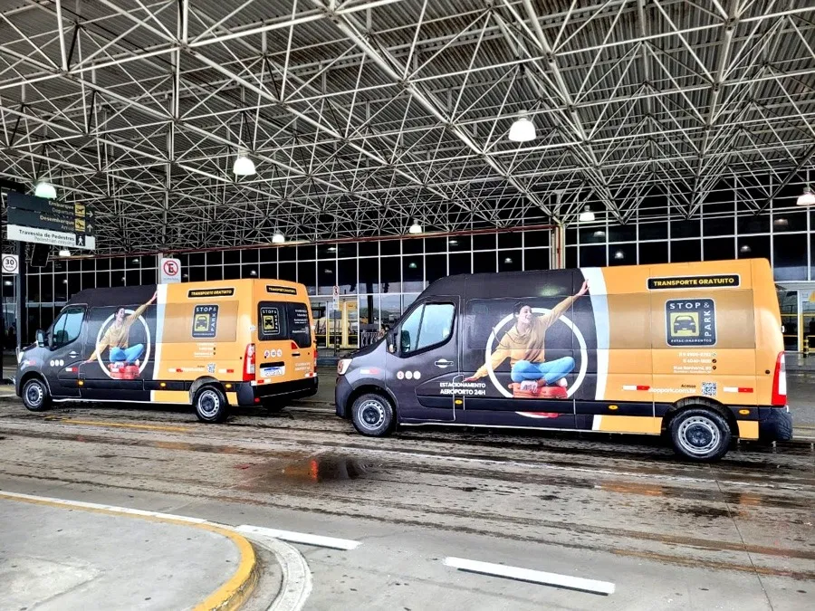 Rivestimento adesivo per flotte, furgoni, auto, parcheggi, aeroporti, trasferimenti: Renault Master nero e giallo, Guarulhos