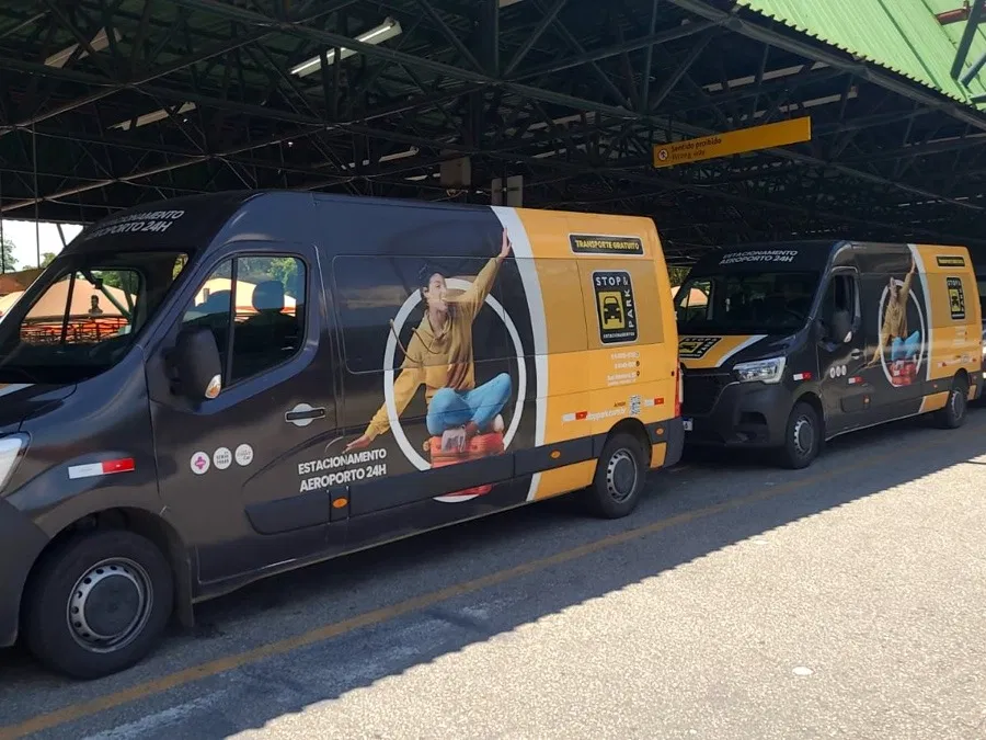 Envelopamento Preto Traslado Aeroporto Adesivo Carros Estacionamento Frotas Guarulhos Master Amarelo Van Renault