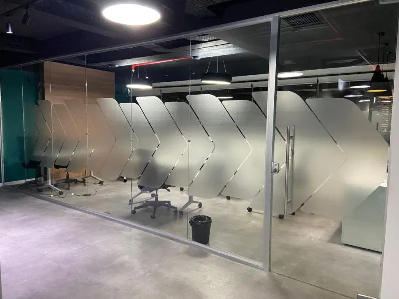 Adesivo Jateado Flechas Salas Morumbi Telecom Privacidade Vidro Setas Conjunto Divisórias Fosco Corte Zona Sul SP Escritório Fiberx