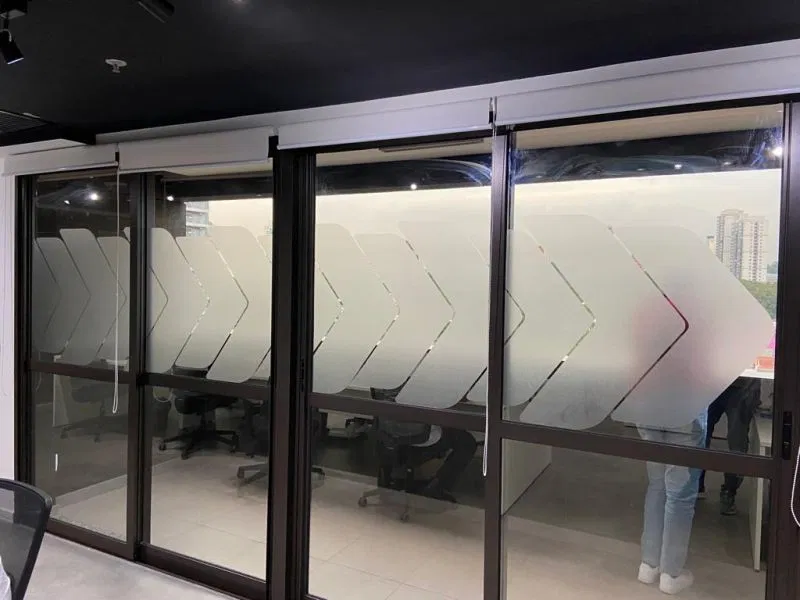 Adesivo Vidro Fosco Conjunto Jateado Zona Sul SP Divisórias Privacidade Corte Setas Morumbi Escritório Fiberx Telecom Flechas Salas