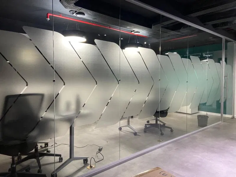 Adesivo Conjunto Flechas Fosco Morumbi Jateado Corte Fiberx Setas Escritório Privacidade Telecom Zona Sul SP Vidro Salas Divisórias
