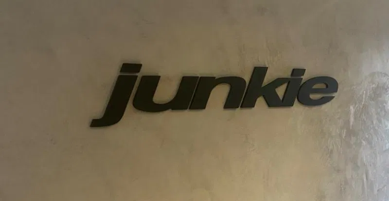 Letras Caixa PVC Junkie Queimado 20mm Entrada Recepção Cimento Hall Preto Parede