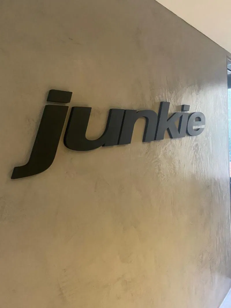 Letras Caixa 20mm Junkie Recepção Hall PVC Parede Entrada Cimento Queimado Preto