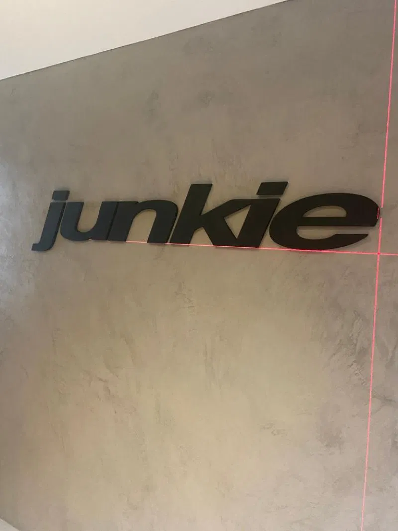 Letras Caixa Cimento Hall Parede Queimado PVC 20mm Junkie Preto Recepção Entrada