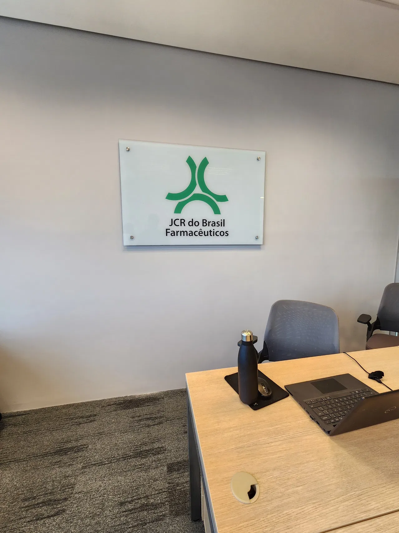 Targhetta verde Farmaceuticos Jcr Vidro Logo