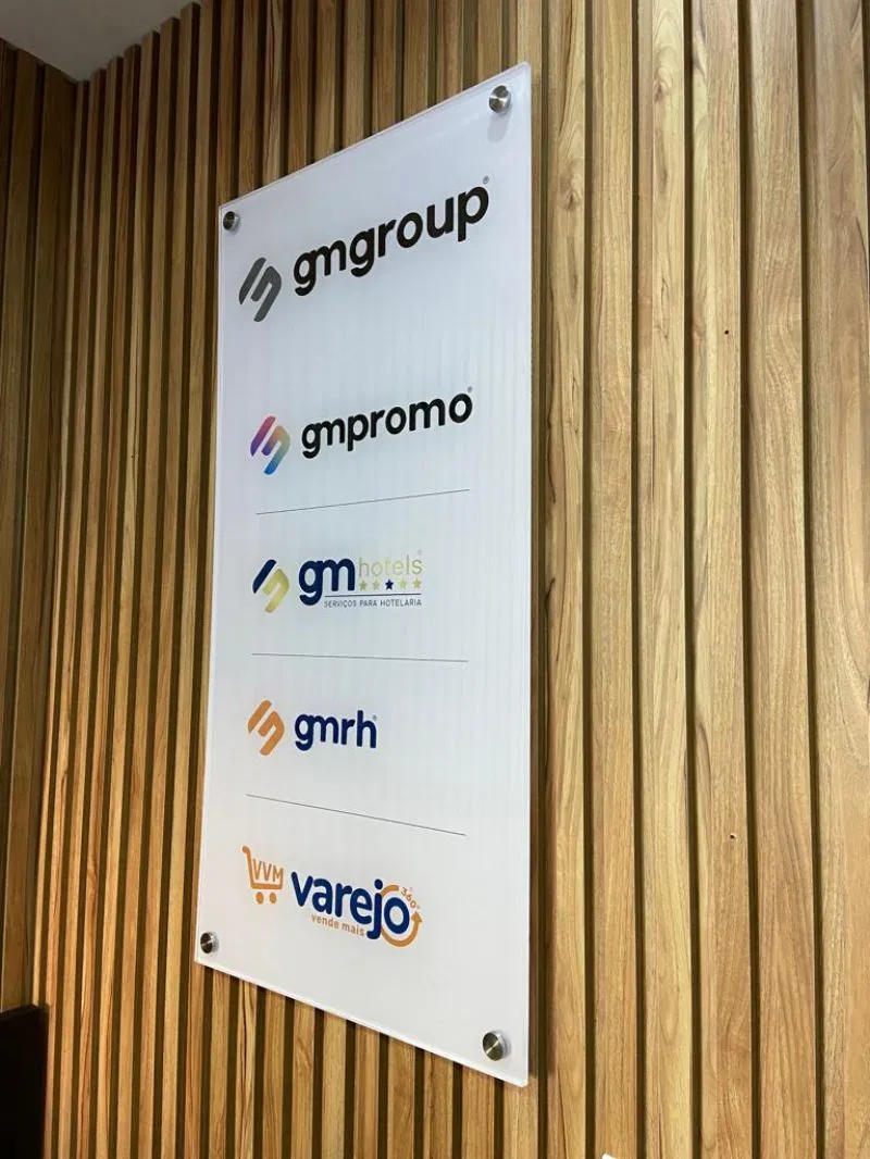 Placa Group Painel Gm Hall Entrada Vidro Rh Colorido Escritório Ripado