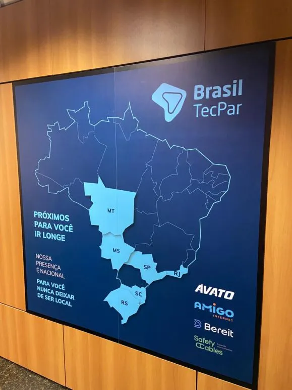 Adesivo Impressão Parede Tecpar Brasil Divisória Escritório Azul Faria Lima SP