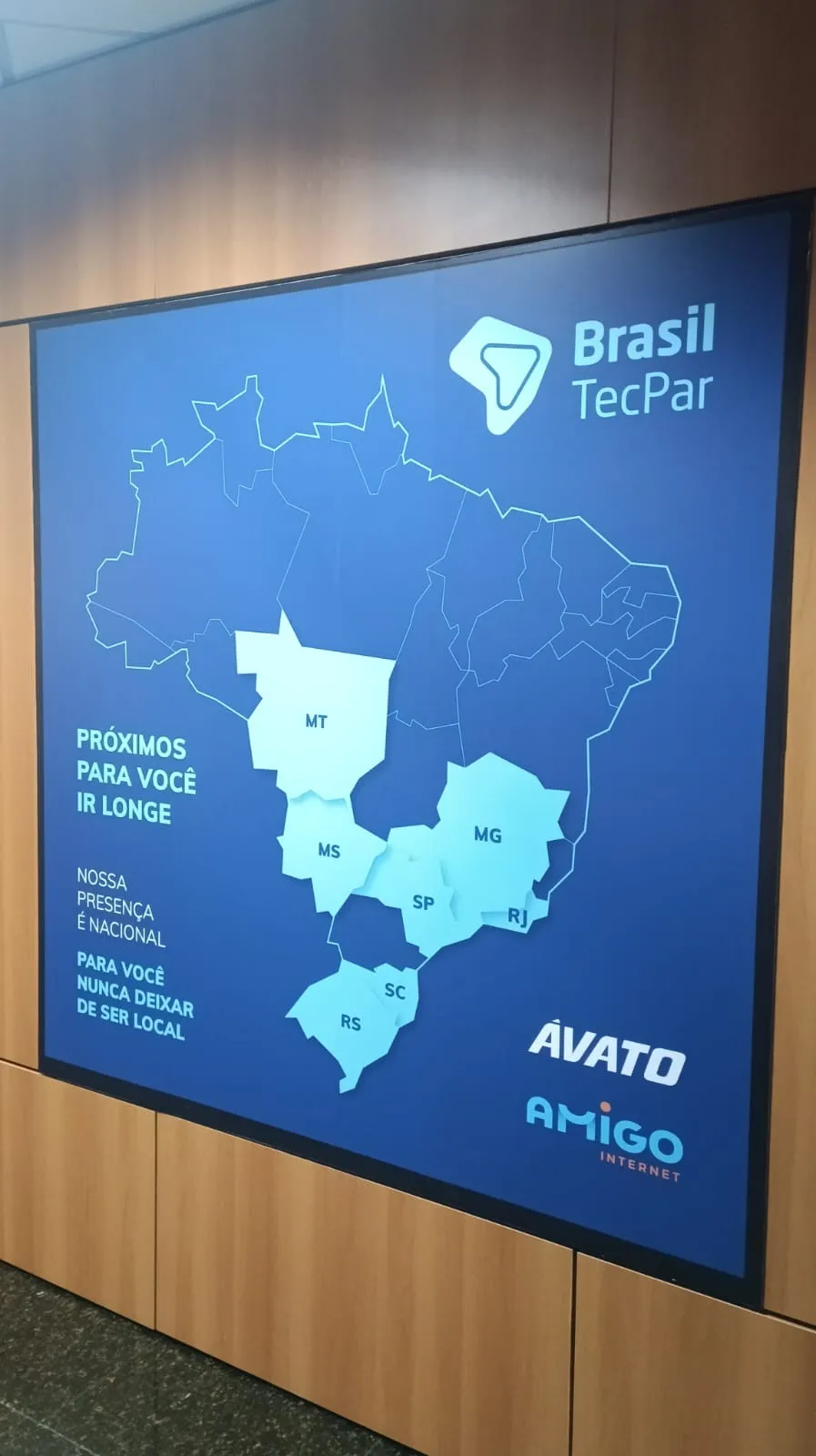 Adesivo Parede Tecpar Escritório Brasil Divisória Azul Impressão Faria Lima SP