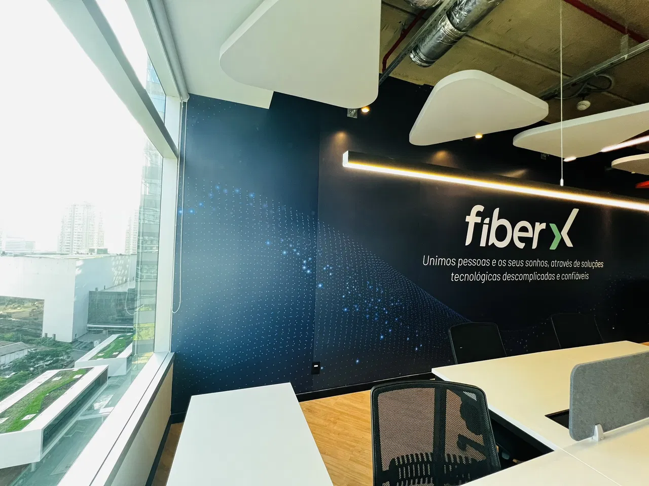 Adesivo Conjunto Zona Sul SP Telecom Salas Escritório Morumbi Aplicação Fiber Divisória Impressão Parede Azul