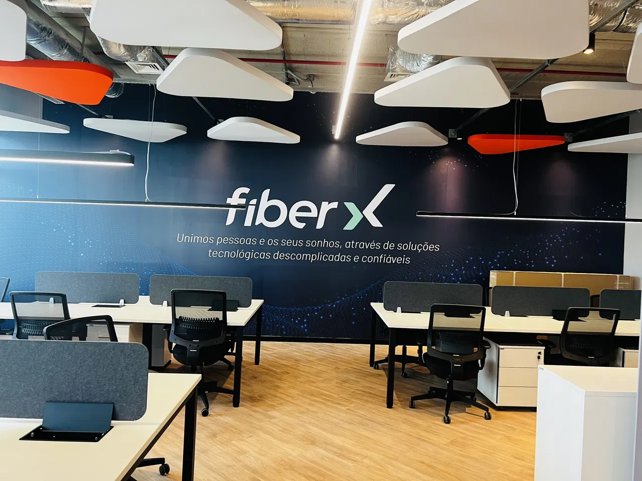Adesivo Conjunto Morumbi Aplicação Telecom Fiber Escritório Impressão Divisória Azul Parede Zona Sul SP Salas