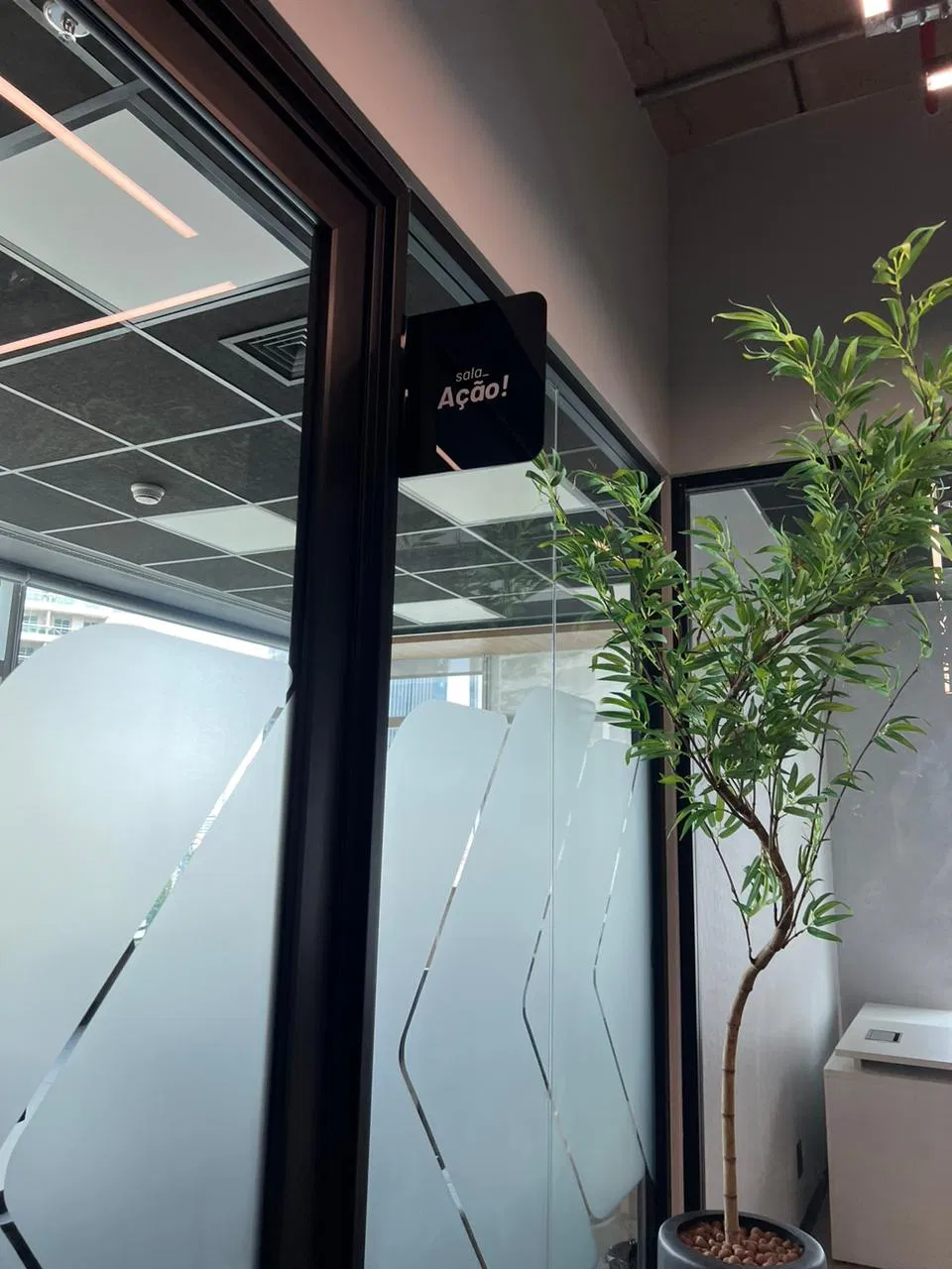 Adesivo Jateado Vidro Escritório Fiberx Telecom Salas Conjunto Divisórias Corte Flechas Setas Privacidade Morumbi Zona Sul SP