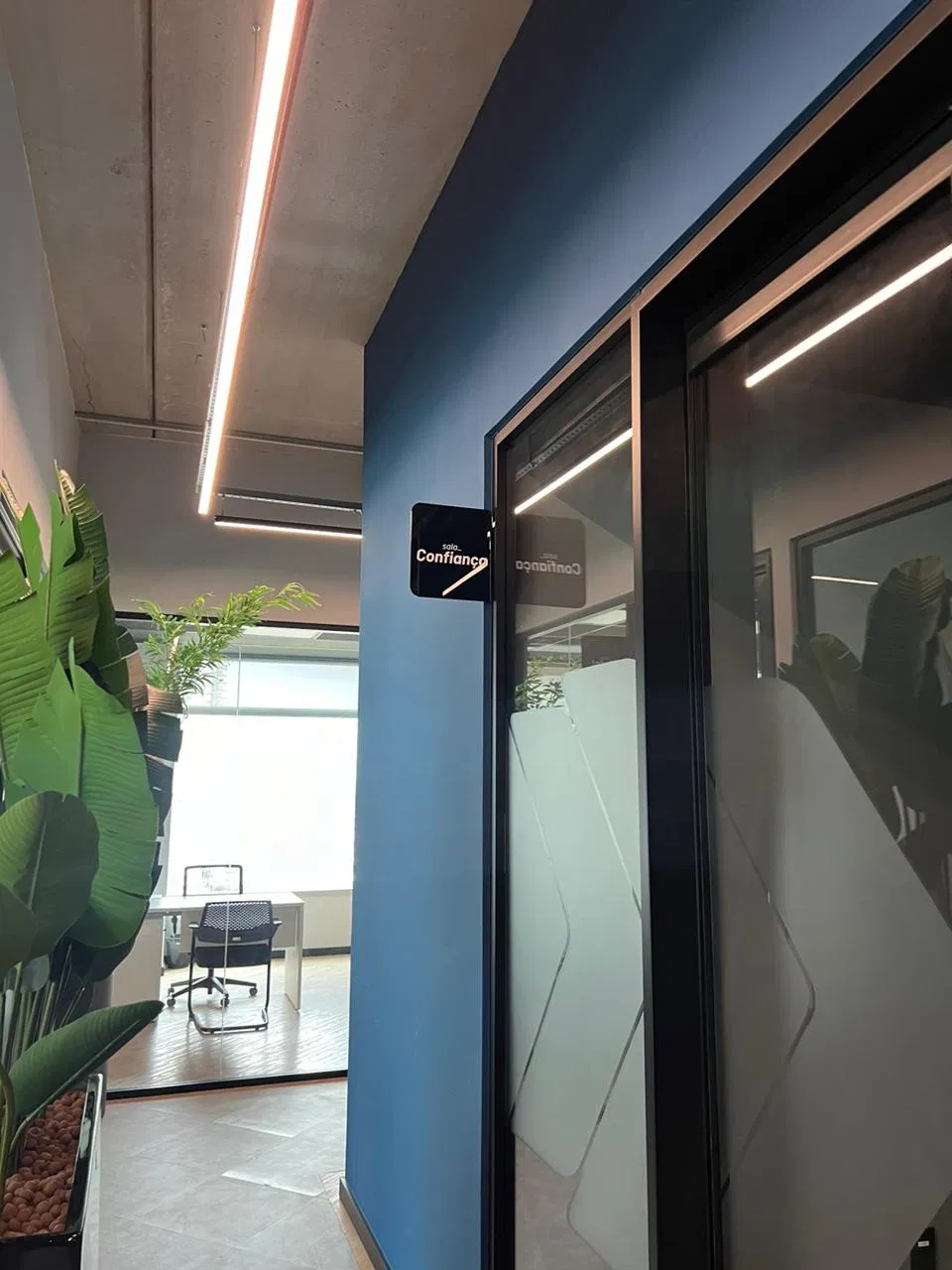 Adesivo Escritório Corte Salas Vidro Jateado Morumbi Fiberx Zona Sul SP Privacidade Divisórias Conjunto Flechas Telecom Setas