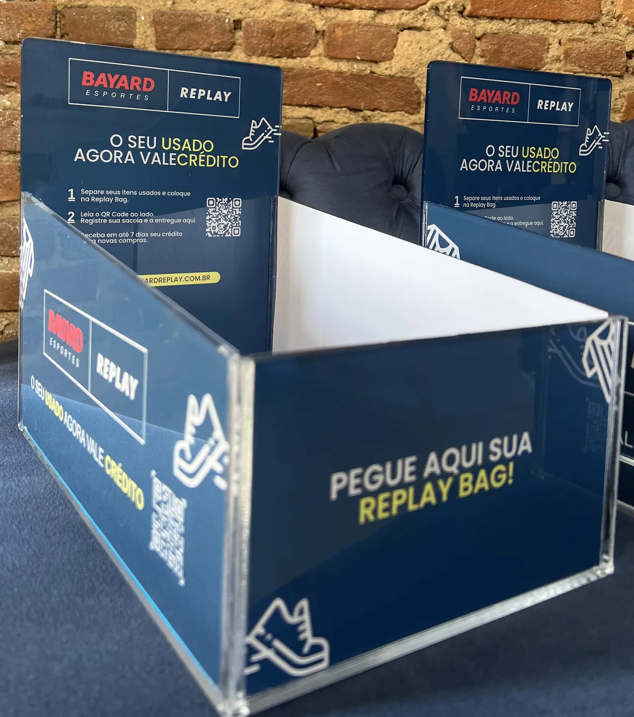 Adesivo Acrílico Bayard Impressão Expositor Azul
