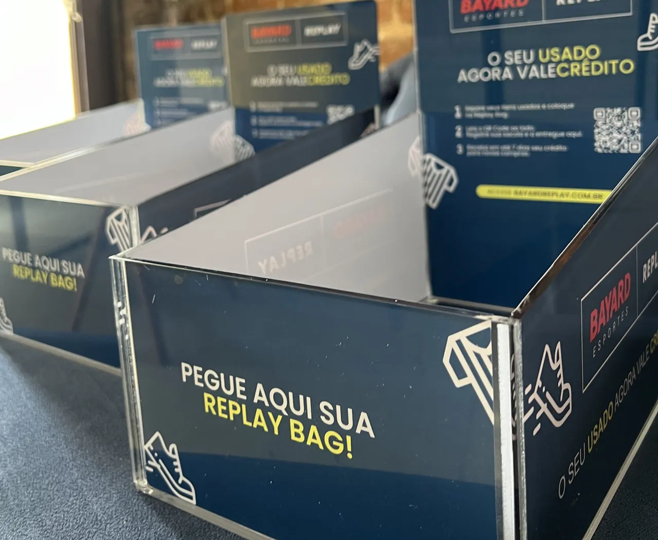 Adesivo Expositor Acrílico Impressão Azul Bayard
