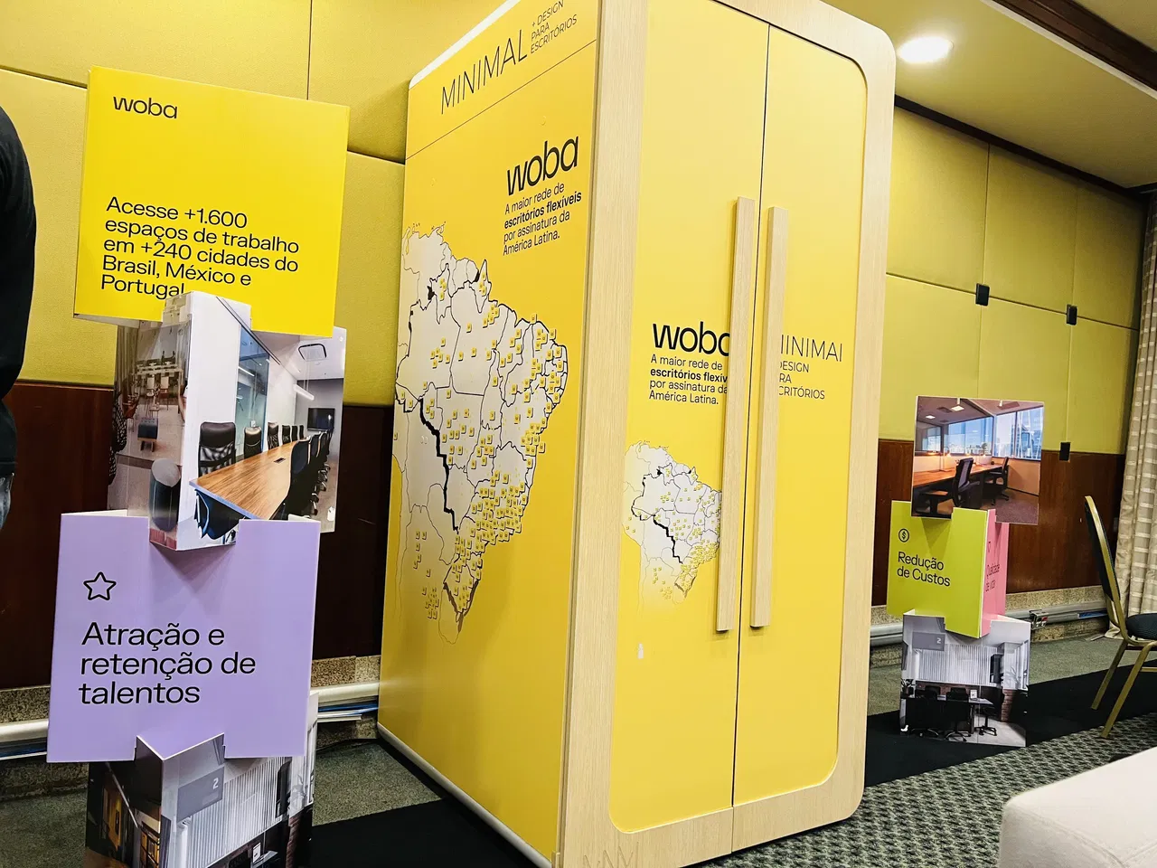 Adesivo Stand Call Woba Evento Sala Gialla