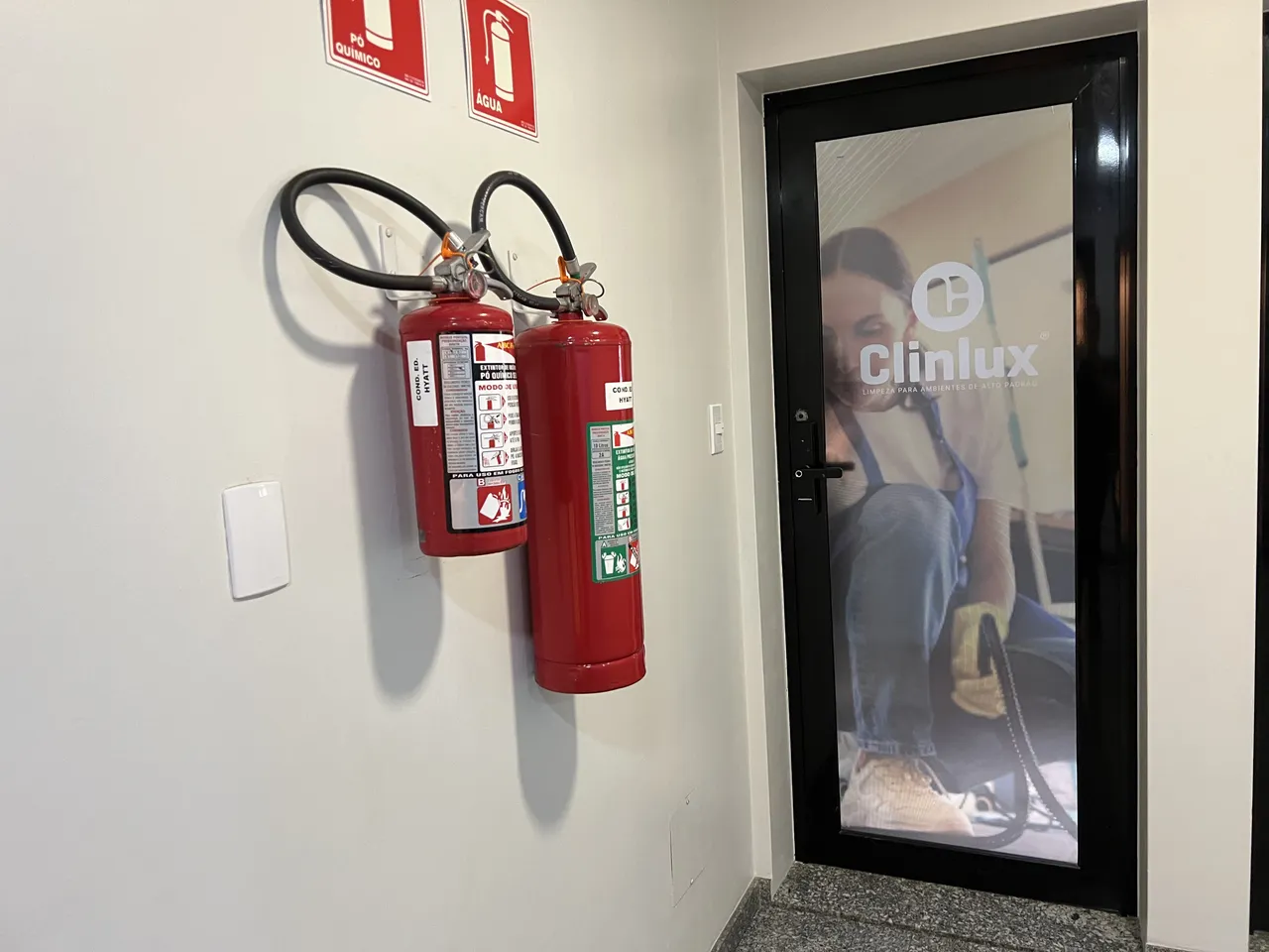 Adesivo con stampa sabbiata per porta dell'ufficio