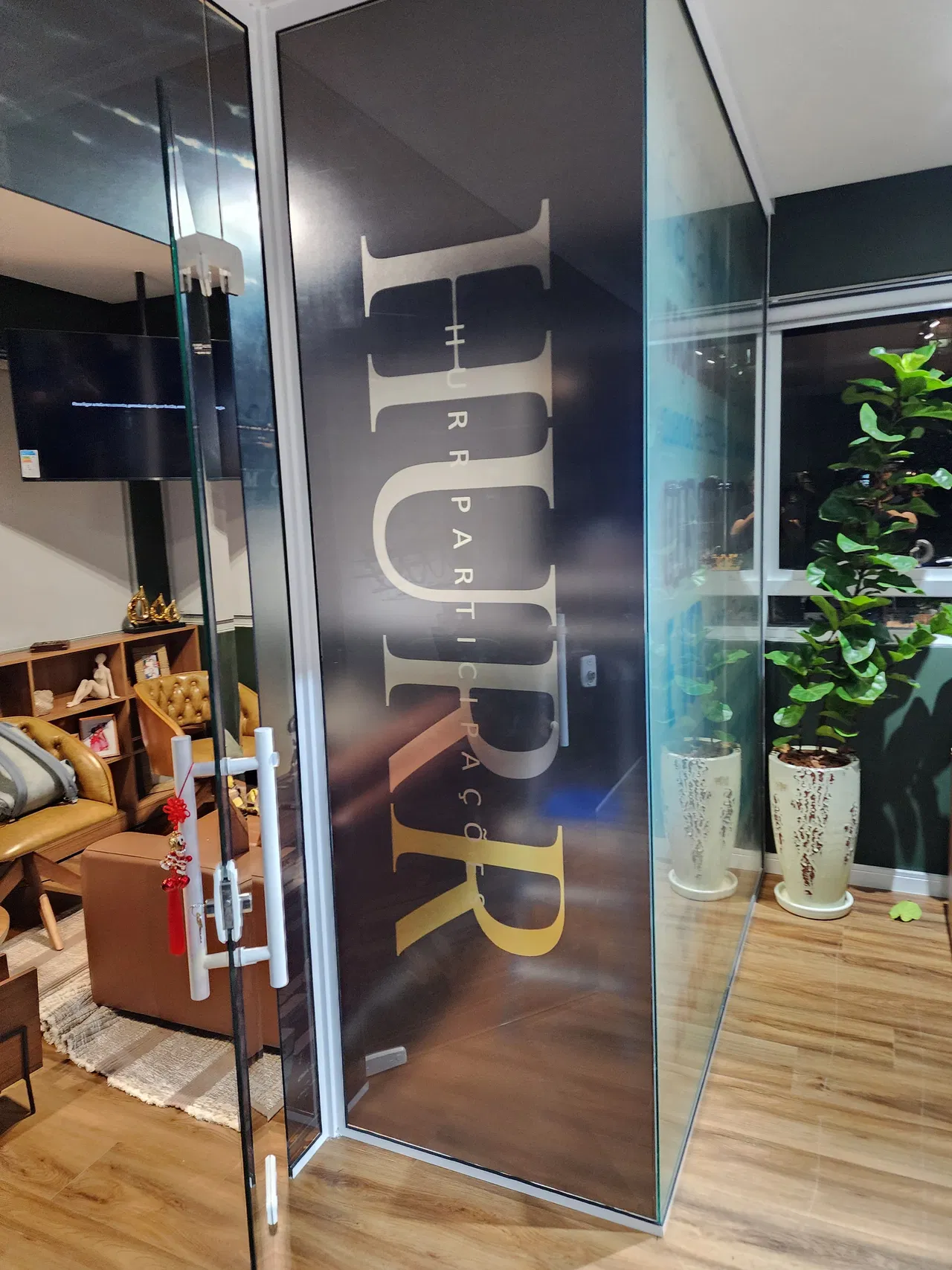 Adesivo Impressão UV Sala Divisória Importadora Vidro Escritório Jateado