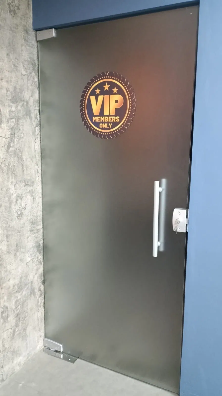 Adesivo Vidro Recorte Comercial Portas Sala Jateado Escritório Republica Aplicação