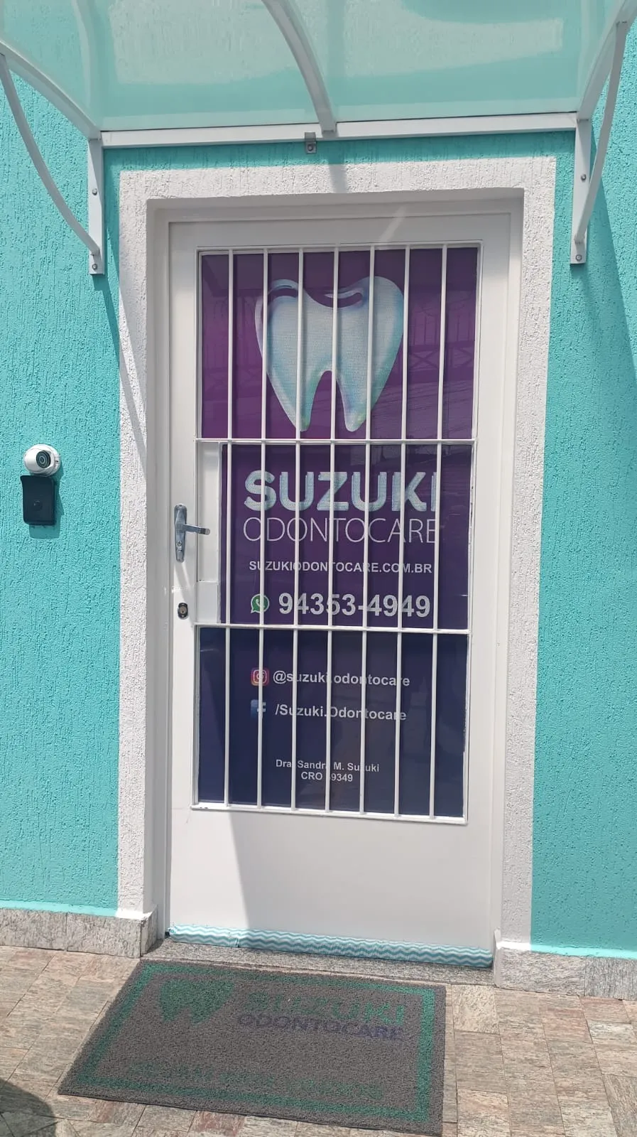 Adesivo perforato per vetro, stampa, porta, bianco e blu