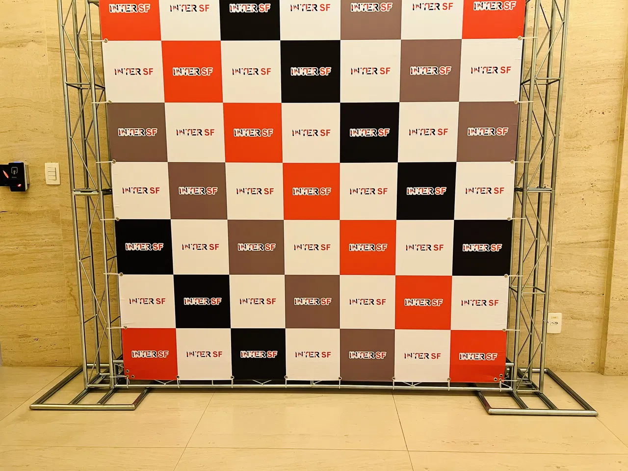 Backdrop Intersf Advocacia Boxtruss Pedra Parede Vermelho Entrada Hall Advogados