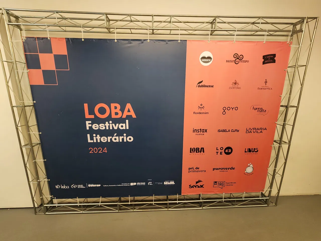 Backdrop Exposição Festival Literario Trabalhos Boxtruss Livros Loba Evento