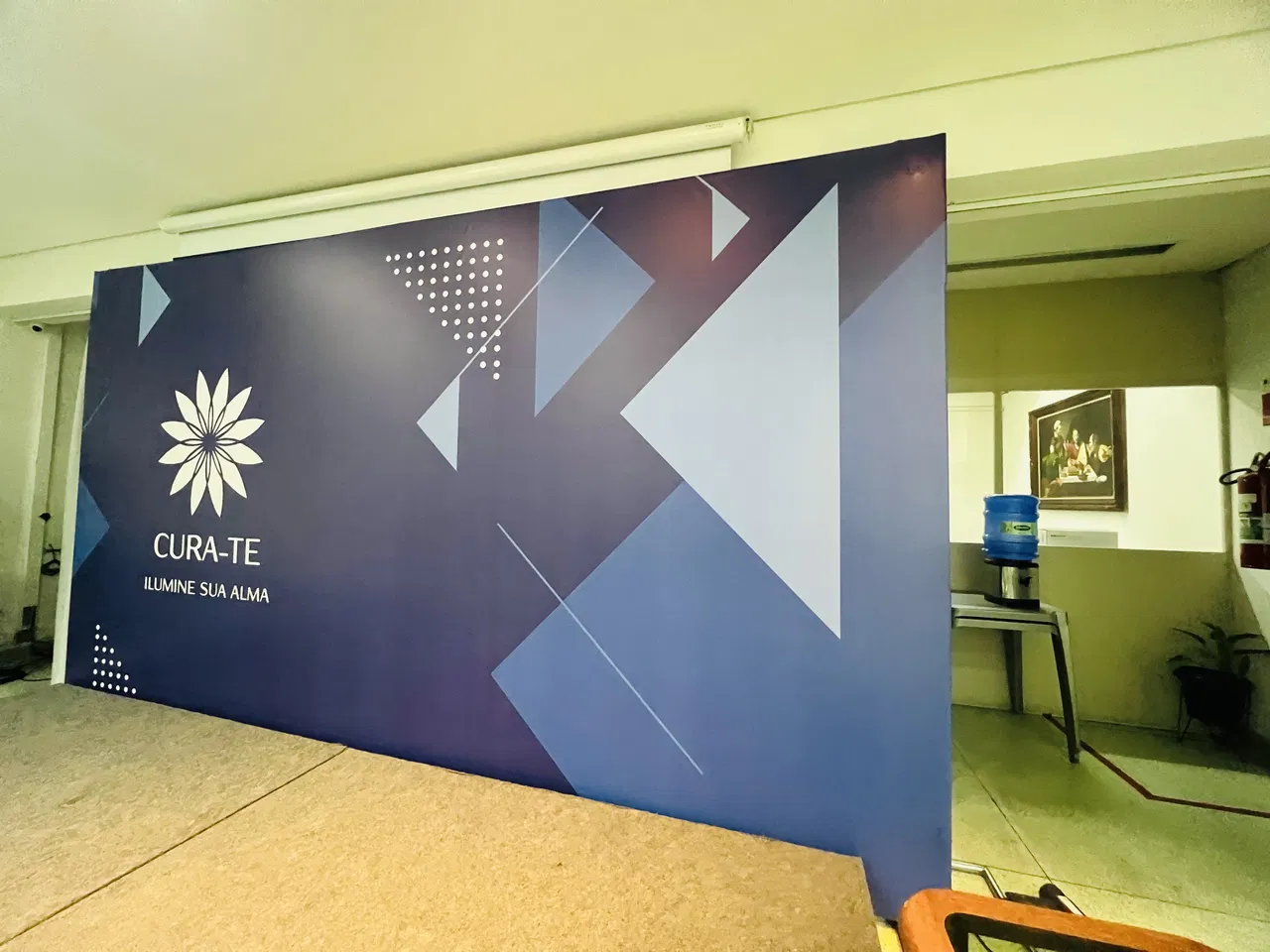 Backdrop Evento Cura Te Auditorio Transmissão Gravação Cenario Live Palestra Palco Envelopado Azul