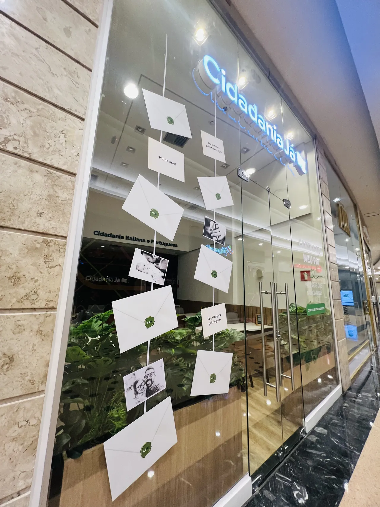Adesivo Vidro UV Shopping Vitrine Loja Cidadania Ja Impressão Corte Instalação Aplicação Promoção Dia Pais Comemoração Data Epoca Verde Anália Franco SP