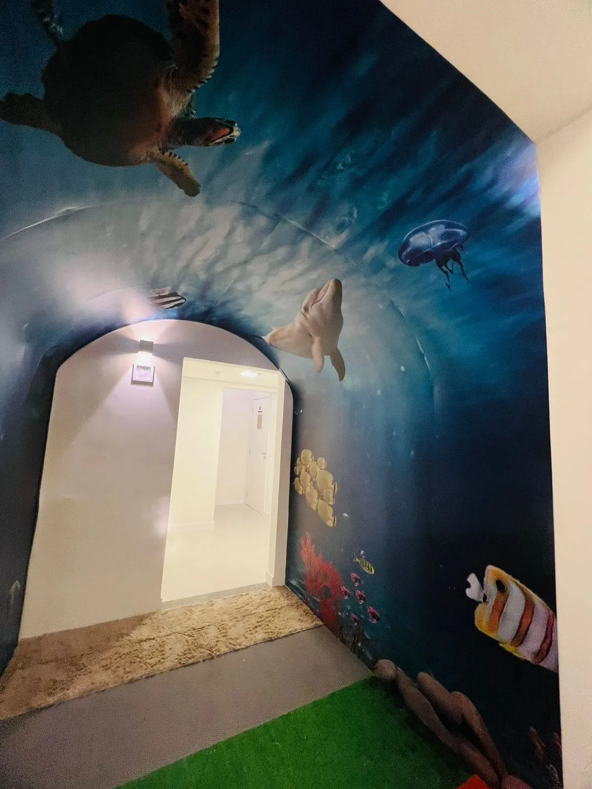 Adesivo Vila Madalena SP Tea Tunel Sensorial Infantil Oceano Clínica Mar Azul Peixes
