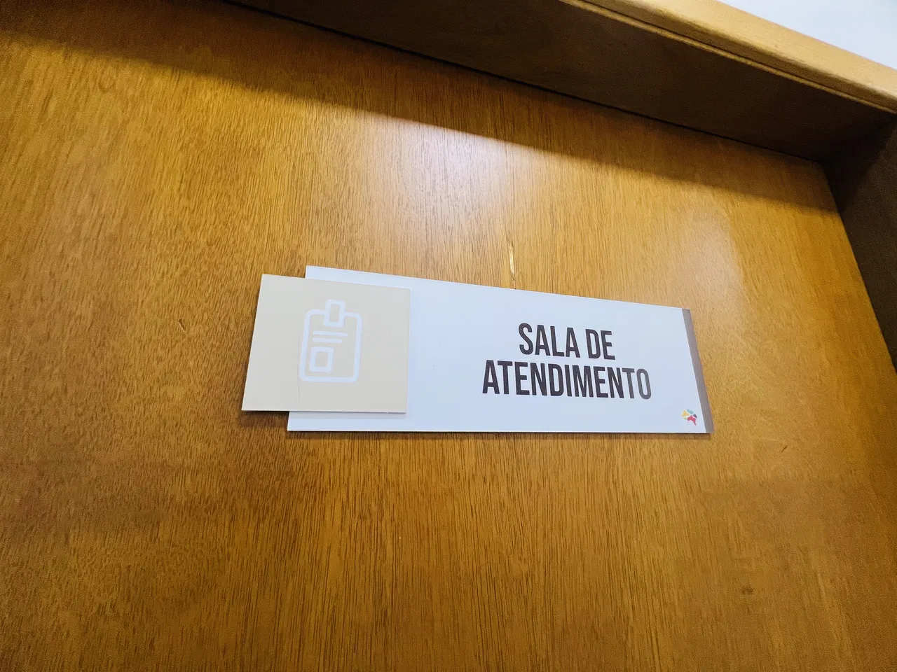 Placa Marrom Clínica Ocupacional Tatuapé Sinalização Terapia Nome 2mm Porta Salas PS Tea