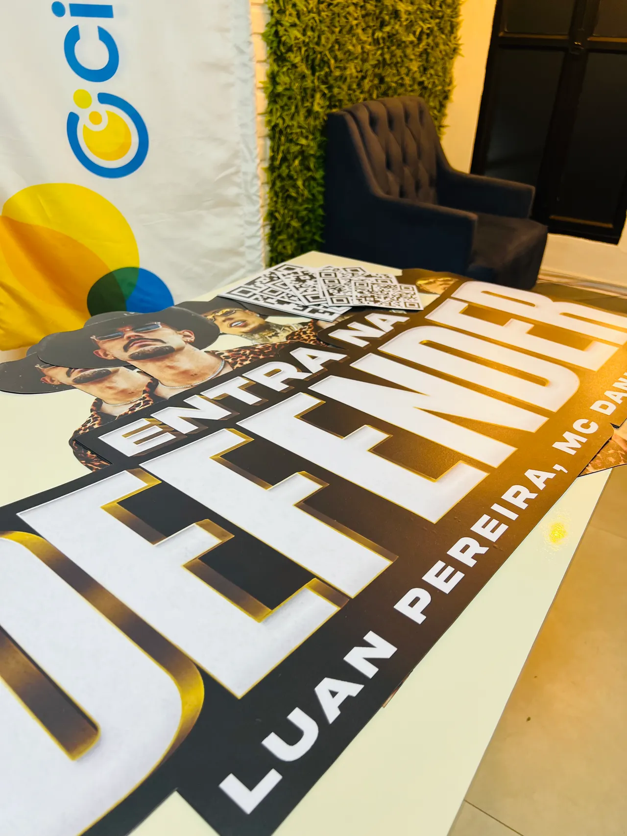 Adesivo Shopping Land Na Provisório Carro Entra Mega Defender Recorte Impressão Hover Veicular Magnético Evento Temporário Ímã