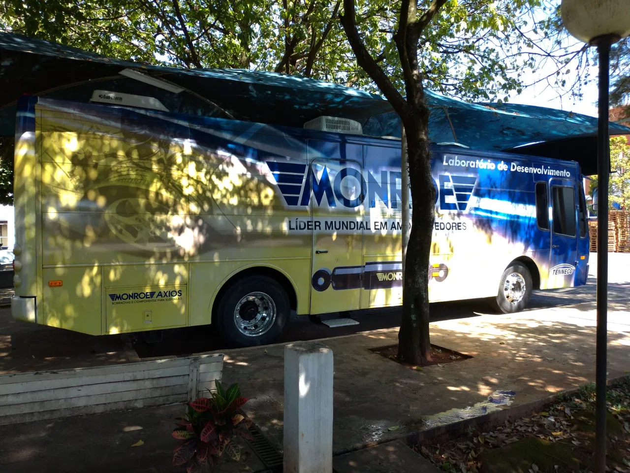 Rivestimento Laboratorio Rimozione Axios Applicazione adesivi Autobus Veicoli Monroe Aziende Flotte Itinerante Ricerca