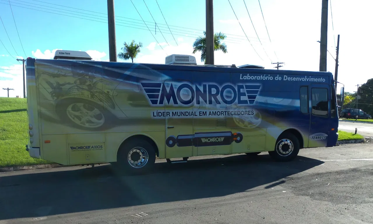 Envelopamento Remoção Pesquisa Monroe Adesivo Itinerante Ônibus Frotas Veículos Axios Empresas Adesivação Laboratorio