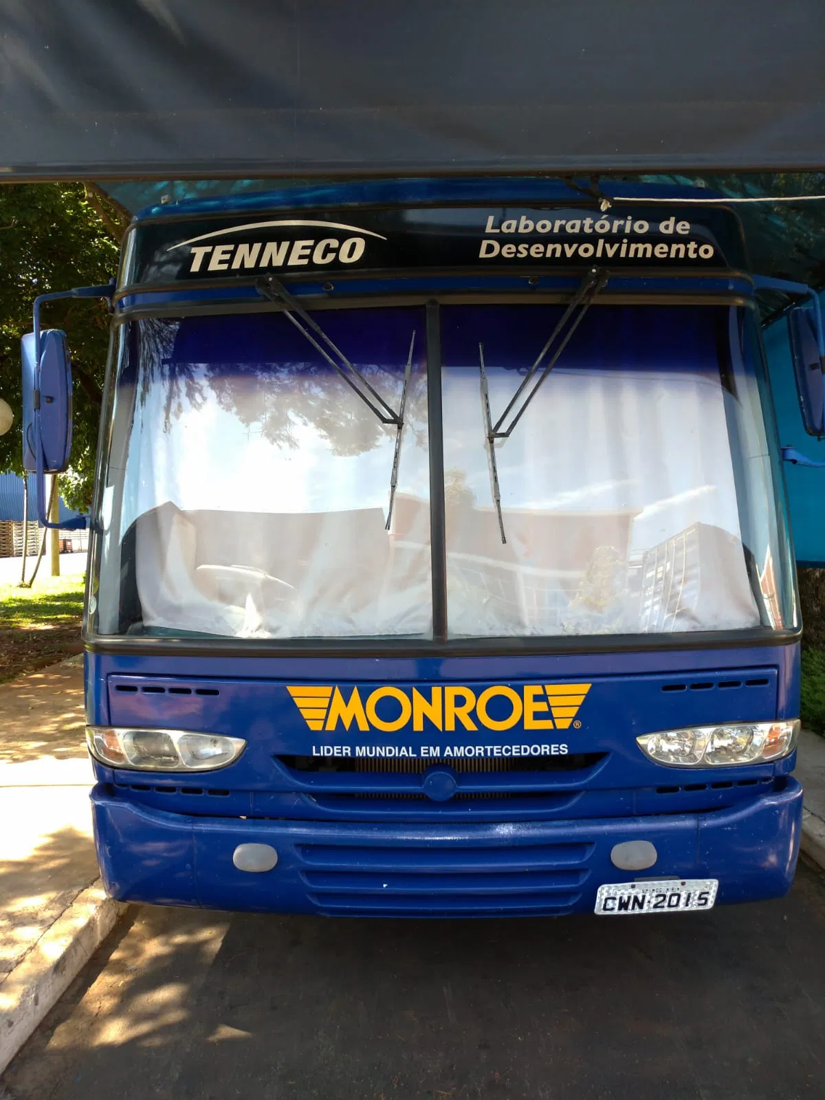 Rivestimento Rimozione Itinerante Autobus Veicoli Monroe Laboratorio Applicazione di adesivi Ricerca Adesivi Aziende Axios Flotte