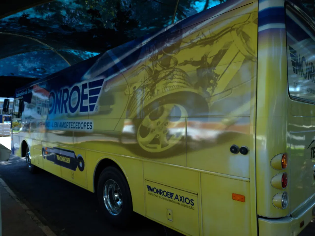 Applicazione e rimozione di adesivi su veicoli, adesivi aziendali, autobus, ricerca, Monroe, laboratorio, flotte, servizio itinerante, applicazione adesivi, Axios