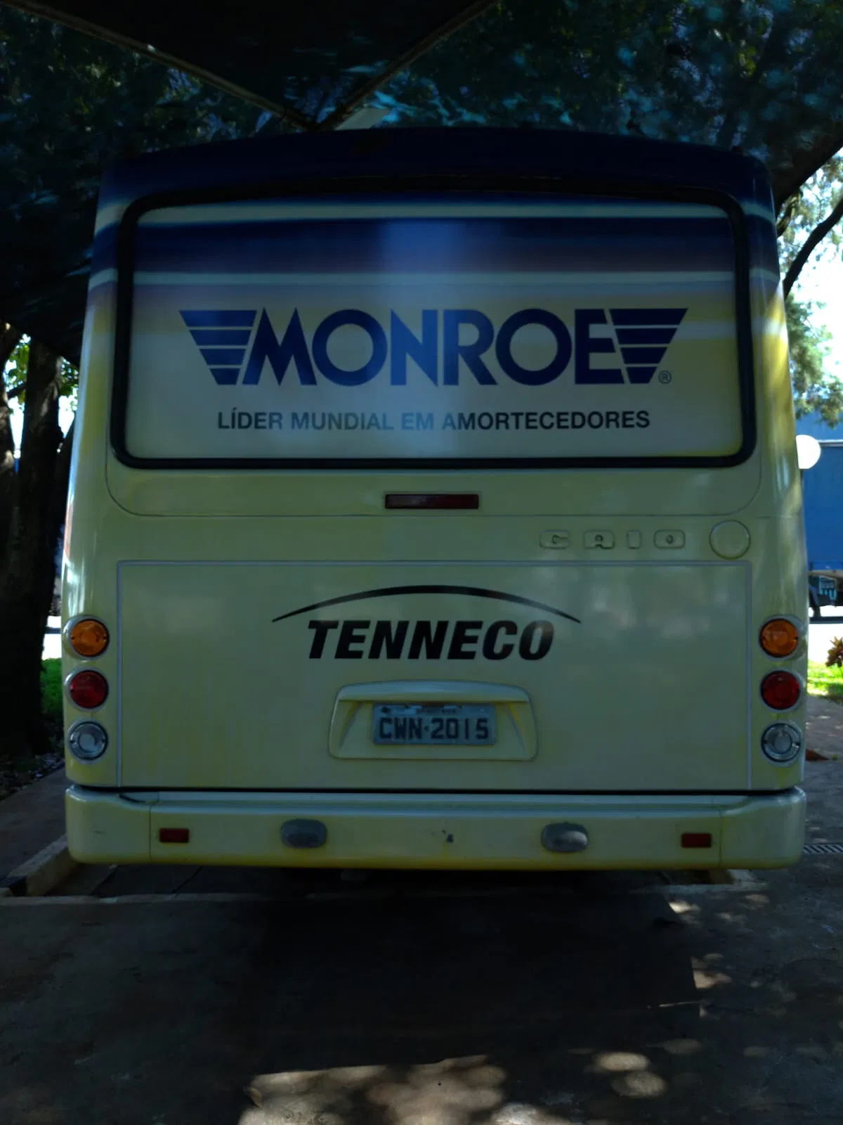 Rivestimento Monroe Autobus itinerante Laboratorio Rimozione Axios Applicazione di adesivi Flotte Adesivi per veicoli Aziende Ricerca