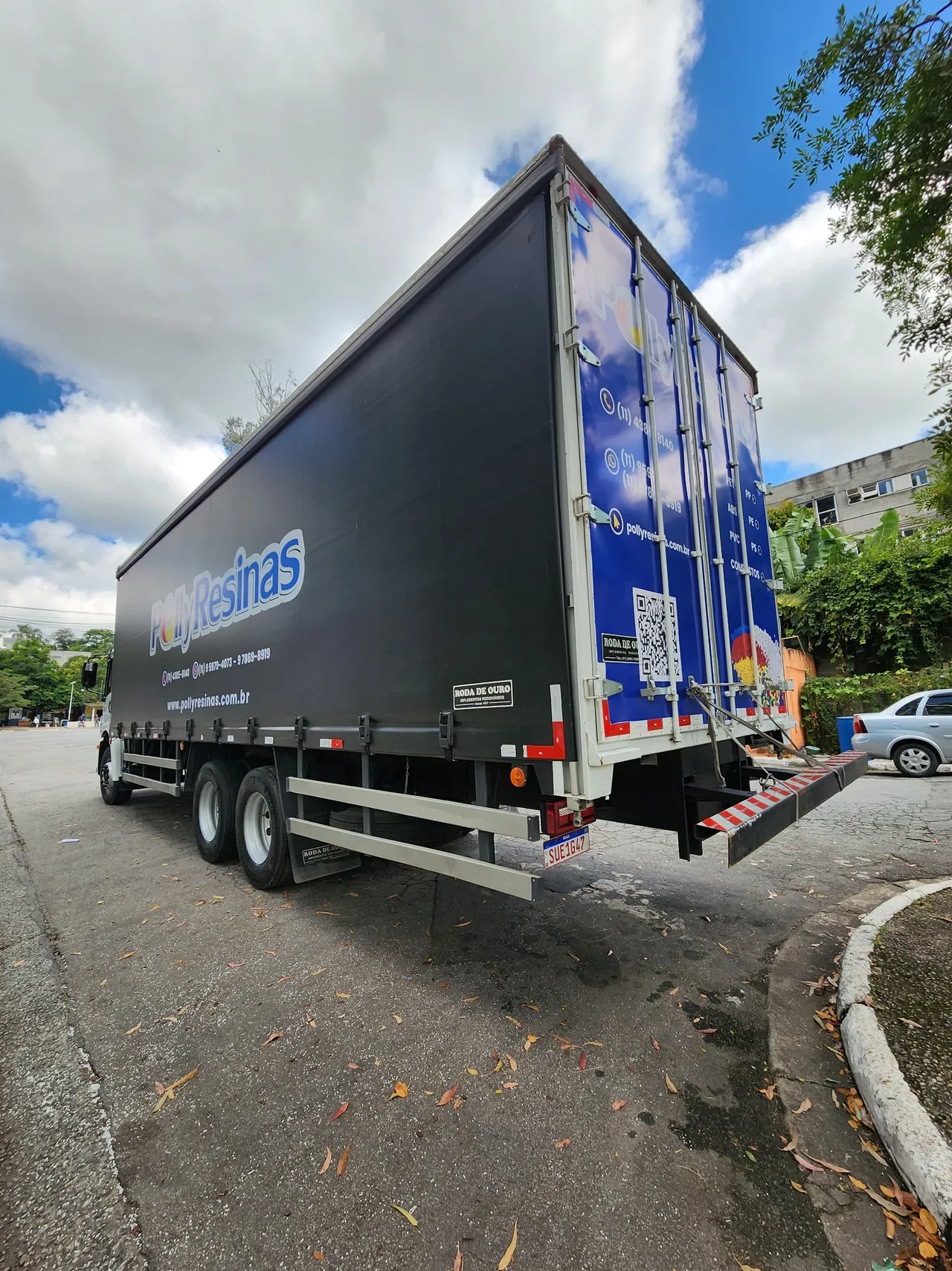 Rivestimento per camion, identificazione del cassone, adesivi aziendali, cartone ondulato blu, applicazione di adesivi su veicoli, flotte, cabina