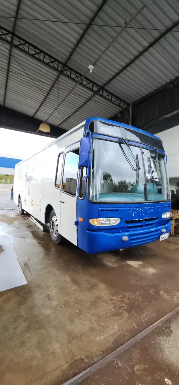 Rivestimento veicoli itinerante Aziende Monroe Rimozione Ricerca flotte Applicazione adesivi Axios Autobus Laboratorio adesivi