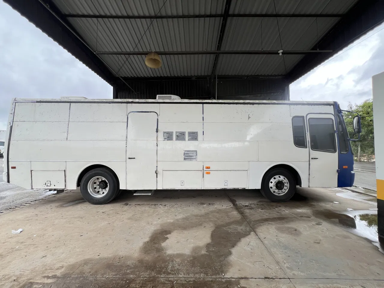 Rivestimento - Rimozione - Aziende - Ricerca - Veicoli - Adesivi - Flotte - Axios - Laboratorio itinerante - Autobus - Applicazione di adesivi - Monroe