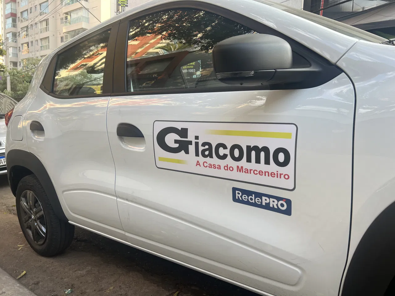 Envelopamento Hatch Kwid Adesivação Empresas Sedan Parcial Amarelo Passeio Frotas Veículos Adesivo Carros