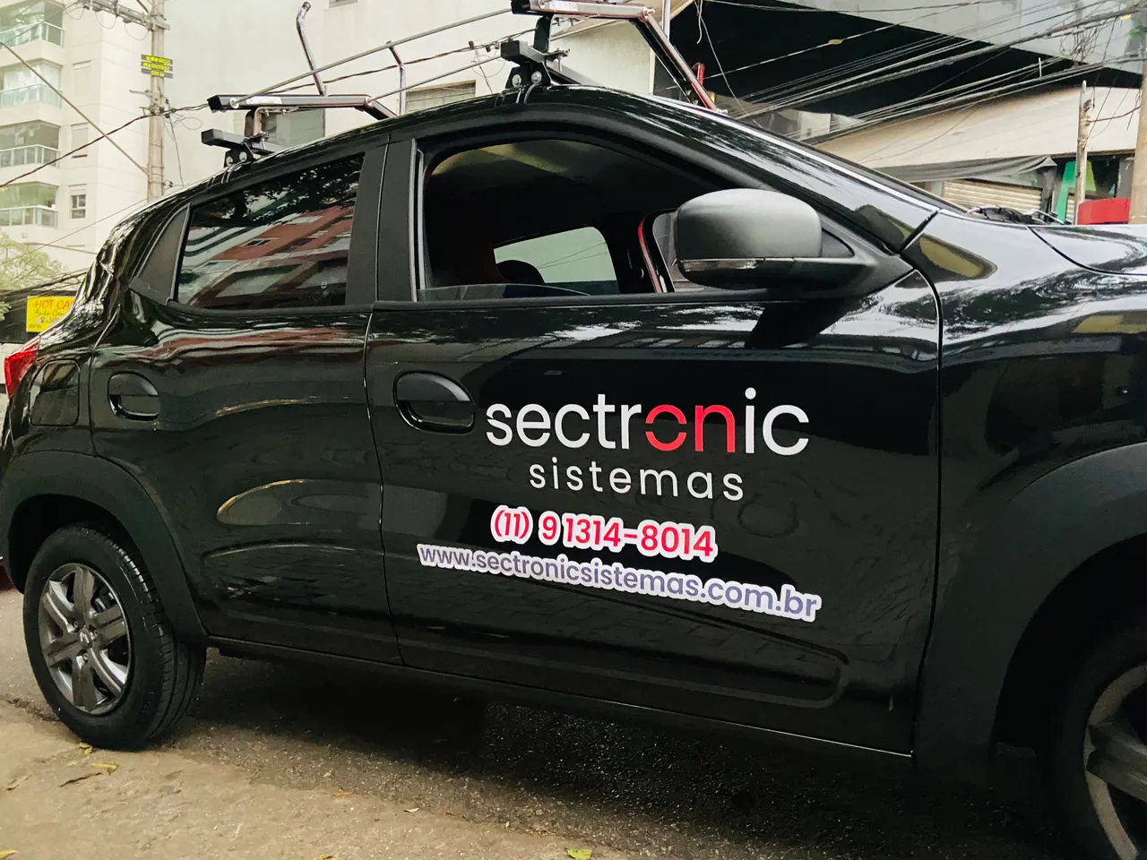 Rivestimento, Applicazione di adesivi, Adesivi, Veicoli, Flotte, Aziende, Kwid, Auto, Berline, Hatchback, Sedan, Parziale, Bianco, Rosso