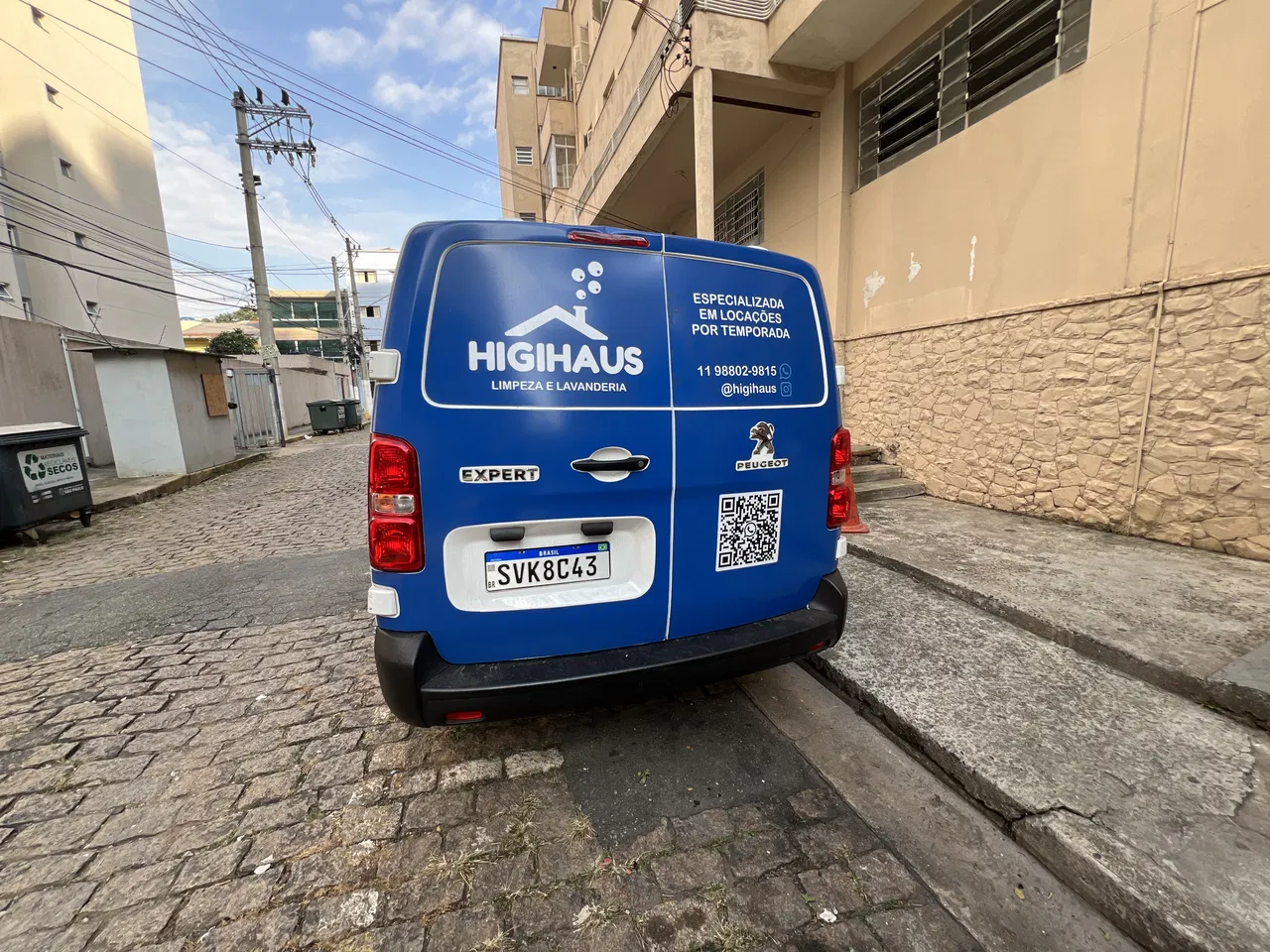 Envelopamento Empresas Azul Vila Mariana SP Frotas Van Adesivação Higihaus Furgao Expert Adesivo Lavanderia Veículos