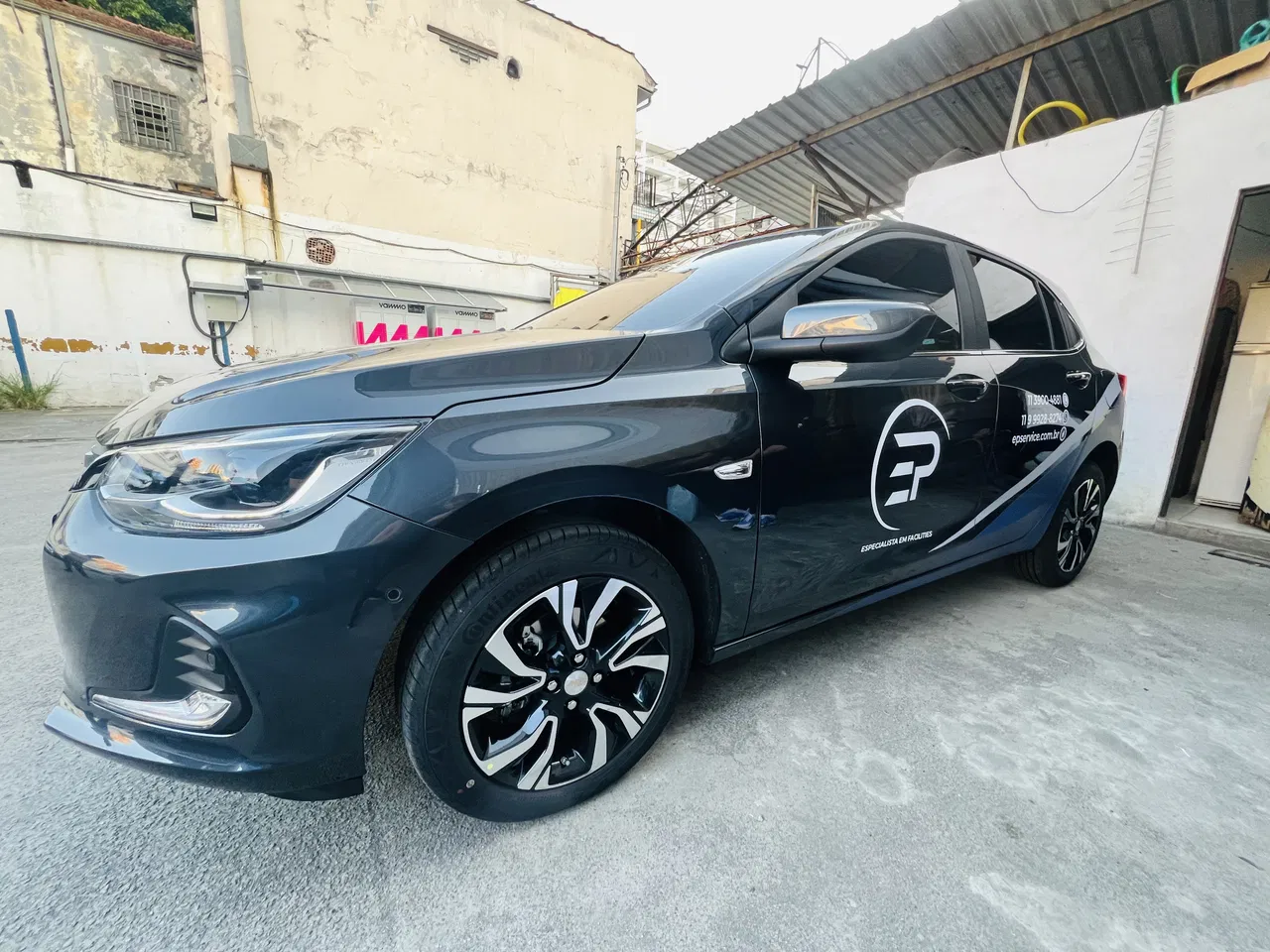 Envelopamento Adesivação Adesivo Veículos Frotas Segurança Empresas Onix Carros Passeio Hatch Sedan Parcial Azul