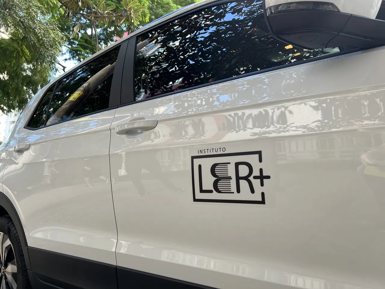 Envelopamento Passeio Adesivação Empresas Adesivo Veículos Sedan Frotas Parcial Hatch Porta Preto Carros Logo
