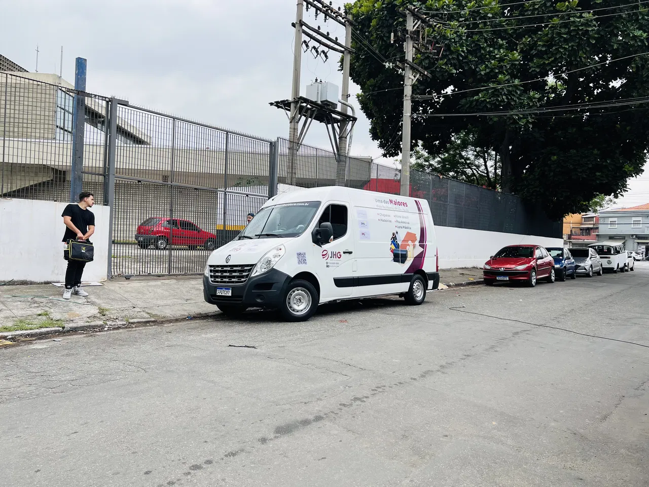 Envelopamento Frotas Maria Furgao SP Vila Embalagens Veículos Empresas Renault Parcial Adesivação Master Adesivo