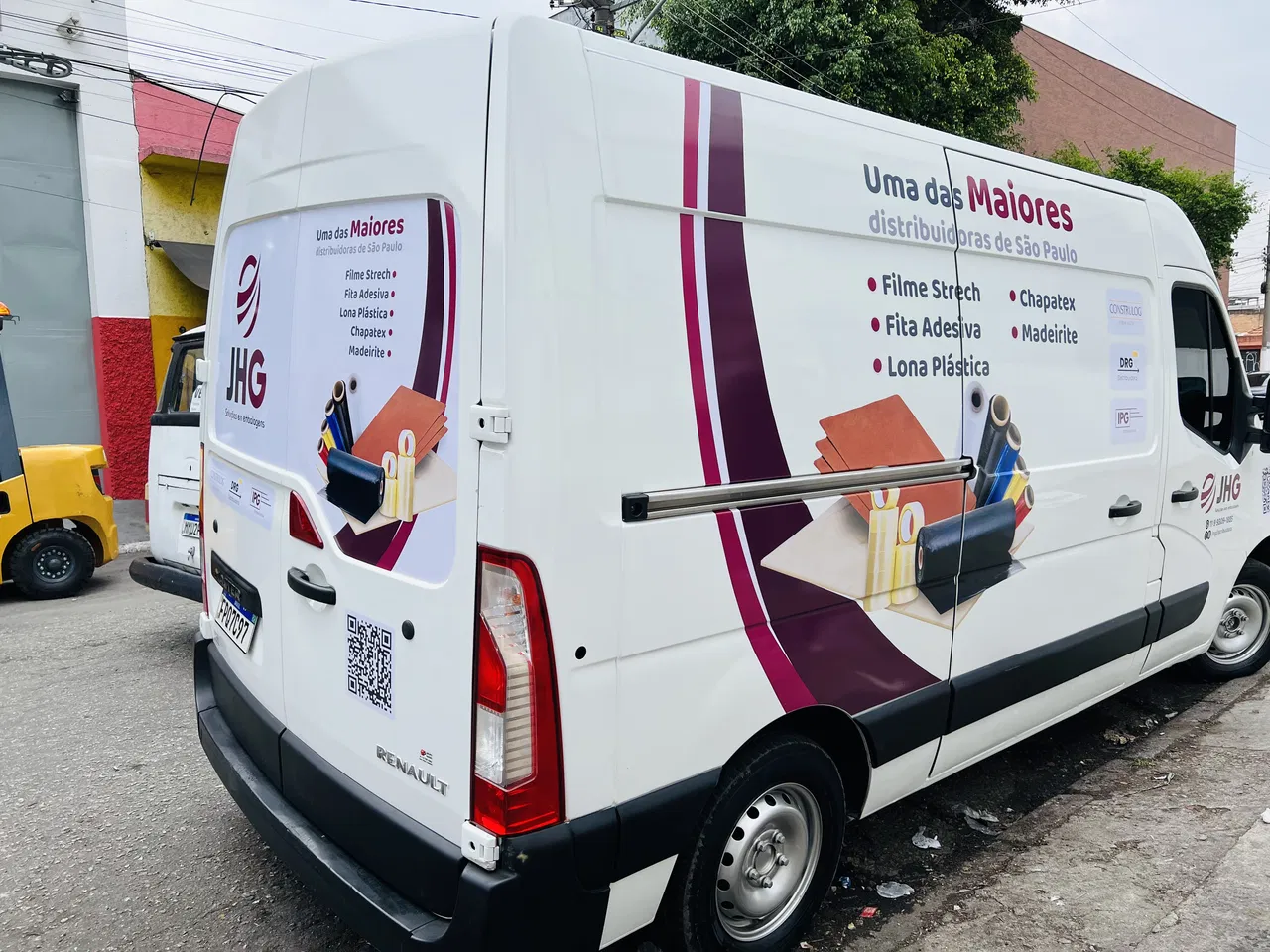 Rivestimento Vila Empresas - Adesivi parziali per veicoli e flotte - Imballaggi a San Paolo - Applicazione adesivi su furgone Renault Master Maria