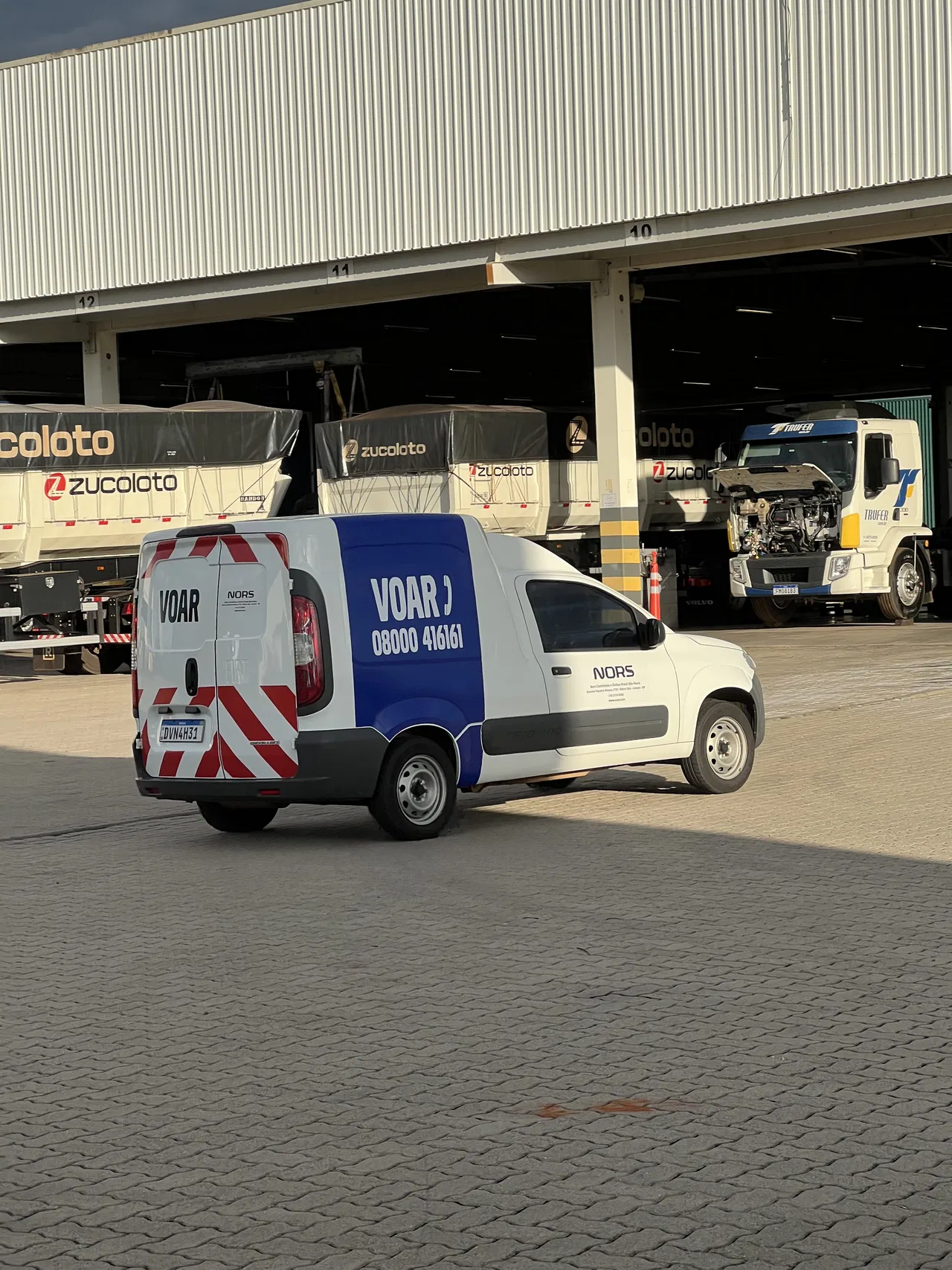 Rivestimento adesivo per veicoli utilitari a San Paolo, Volvo, rimozione adesivi, flotte Nors, applicazione adesivi, installazione per aziende, adesivi Azul Service