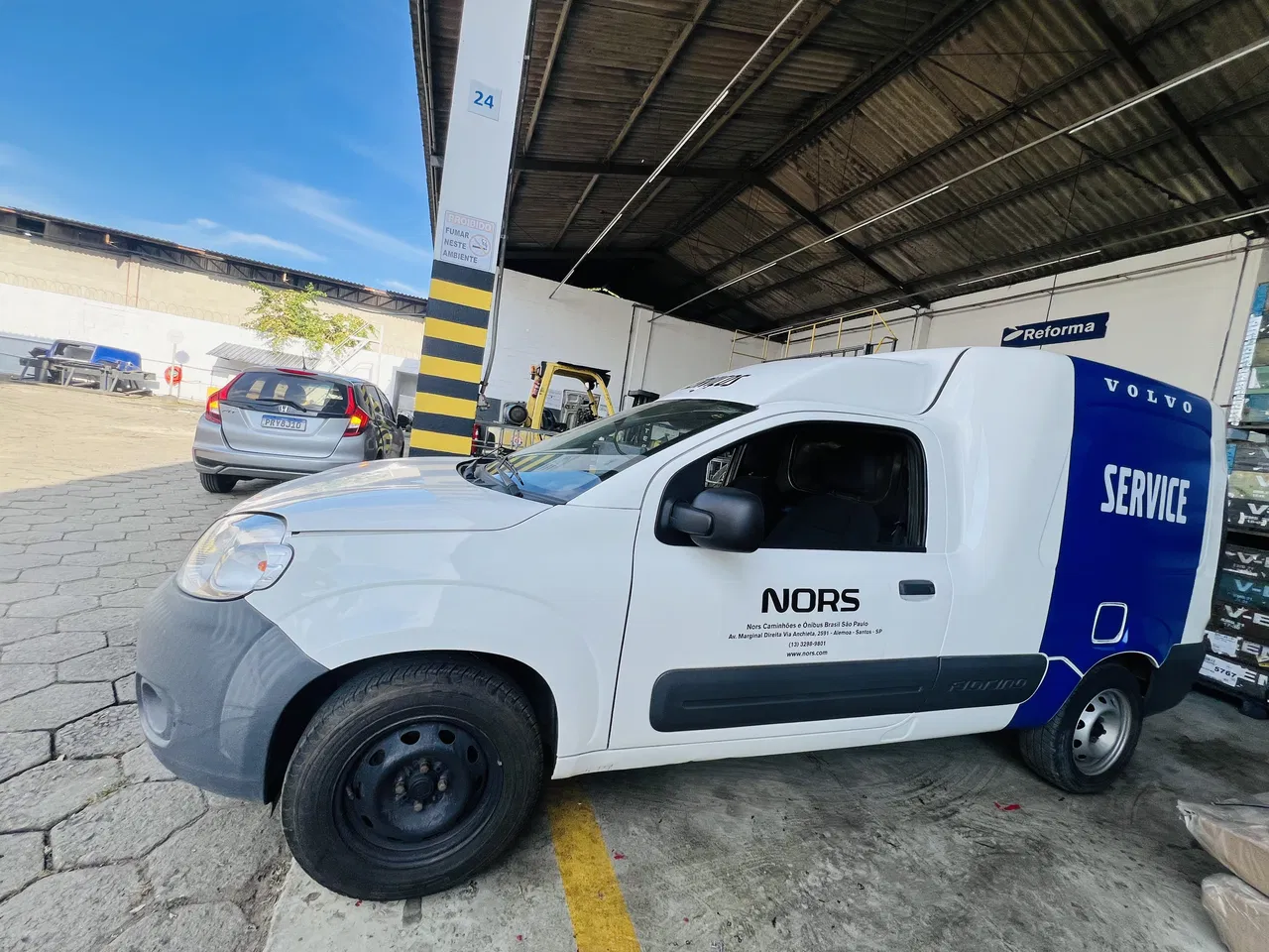 Rivestimento adesivo a San Paolo, Veicoli utilitari, Servizio di rimozione, Veicoli Nors Volvo, Applicazione adesivi blu, Aziende, Adesivi, Installazione, Flotte
